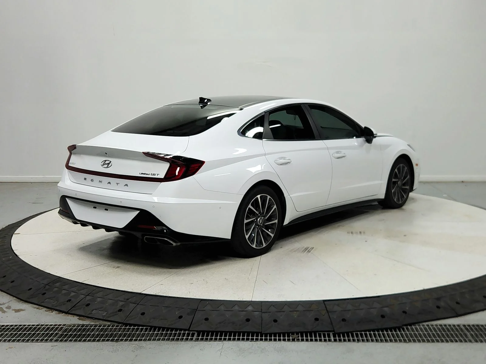 Used 2023 Serenity White Hyundai Limited image 8
