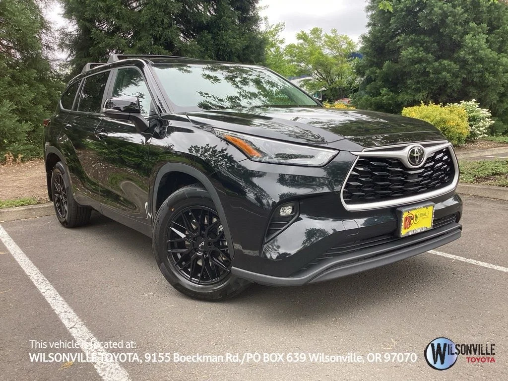 2023 Toyota Highlander LE FWD's photo