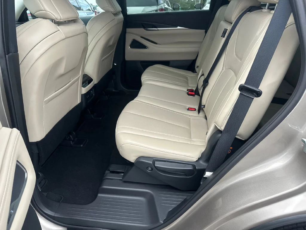 Used 2023 Silver INFINITI Sensory image 17