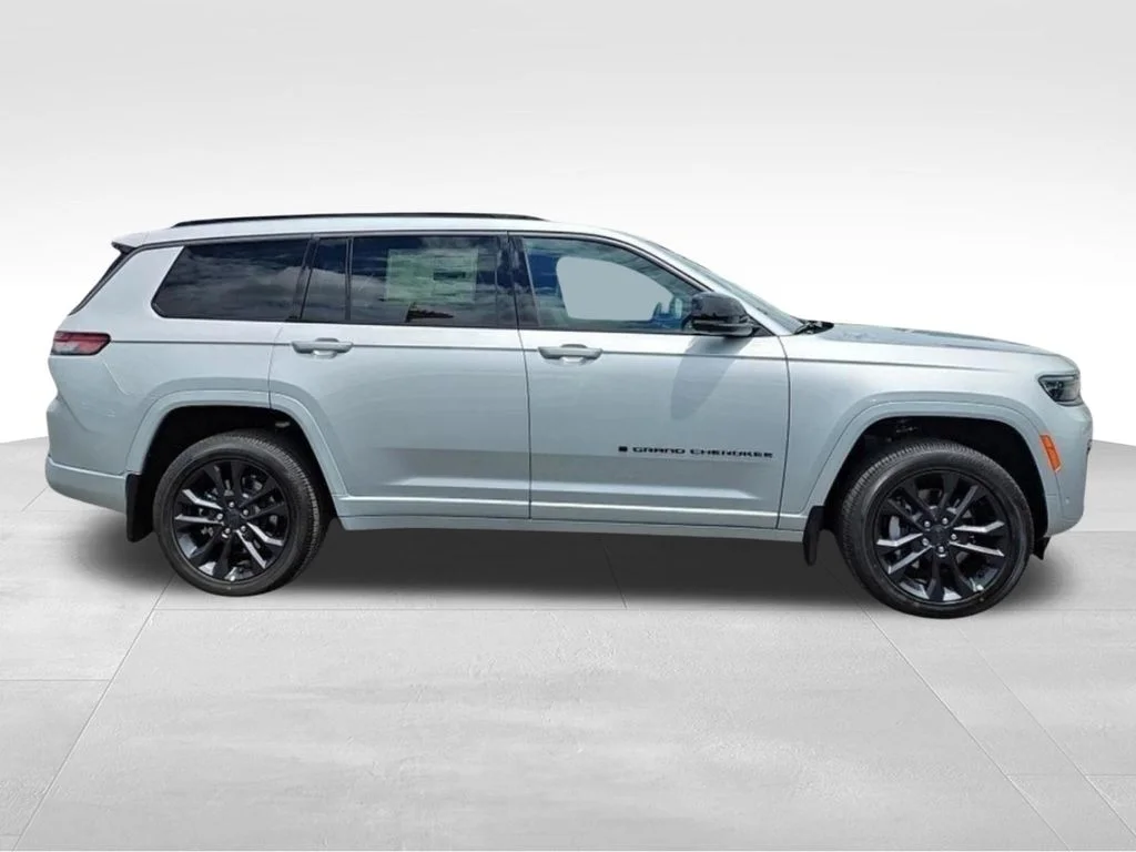 New 2026 Silver Zynith Exterior Paint Jeep Limited Reserve image 6