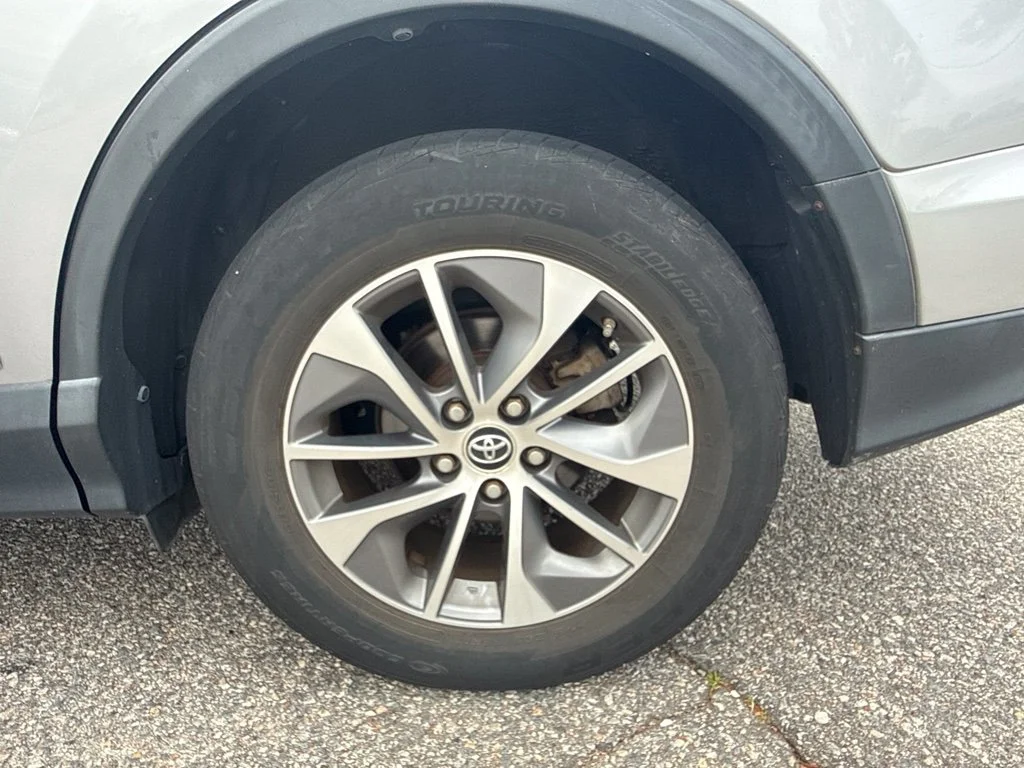 Used 2017 Silver Toyota XLE image 14