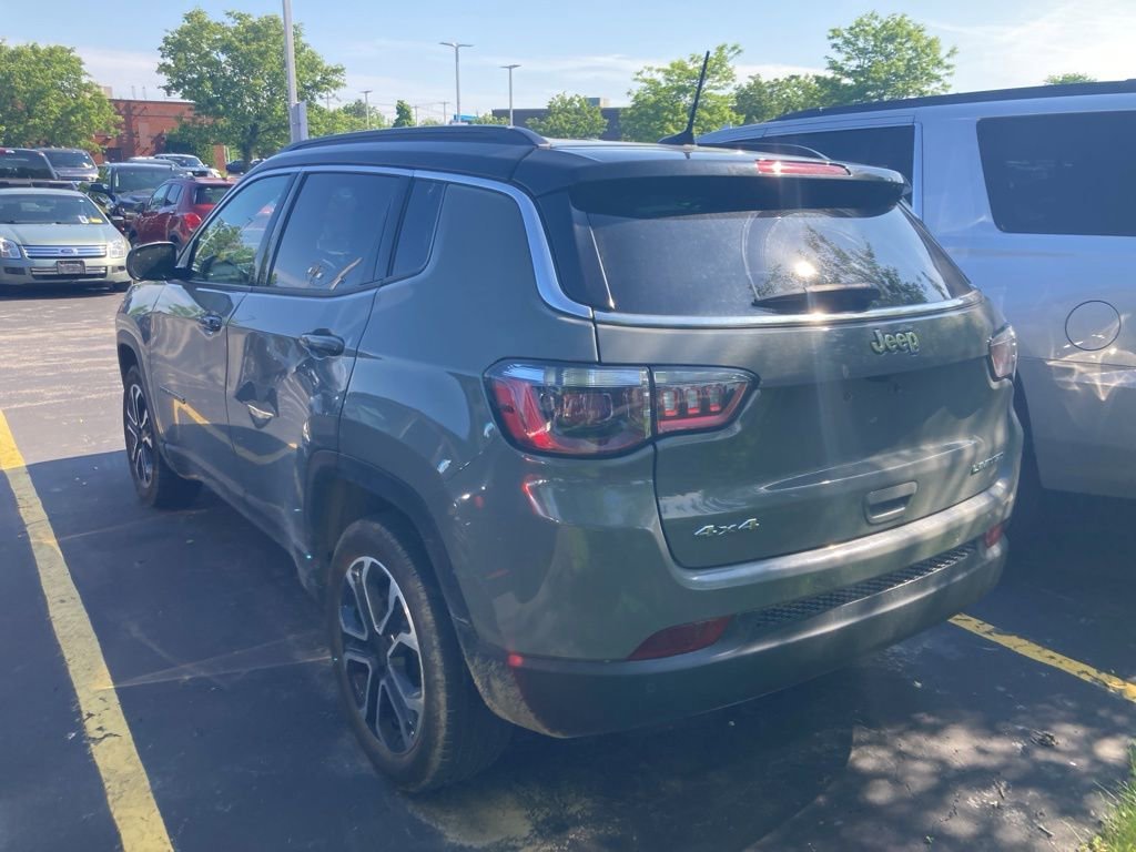 Used 2024  Jeep Limited image 4