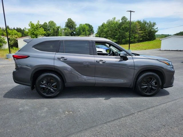 Used 2022 Gray Toyota XLE image 9