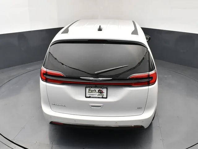 2026 Chrysler Pacifica Select - Photo 17