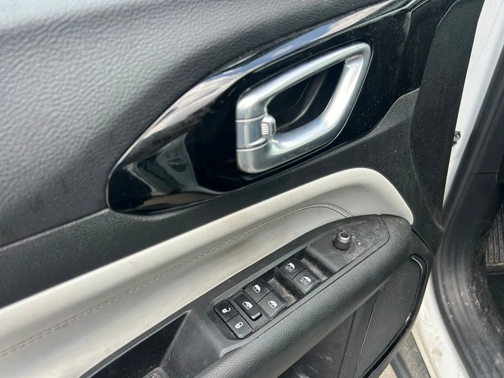 Used 2023 White Jeep Limited image 10