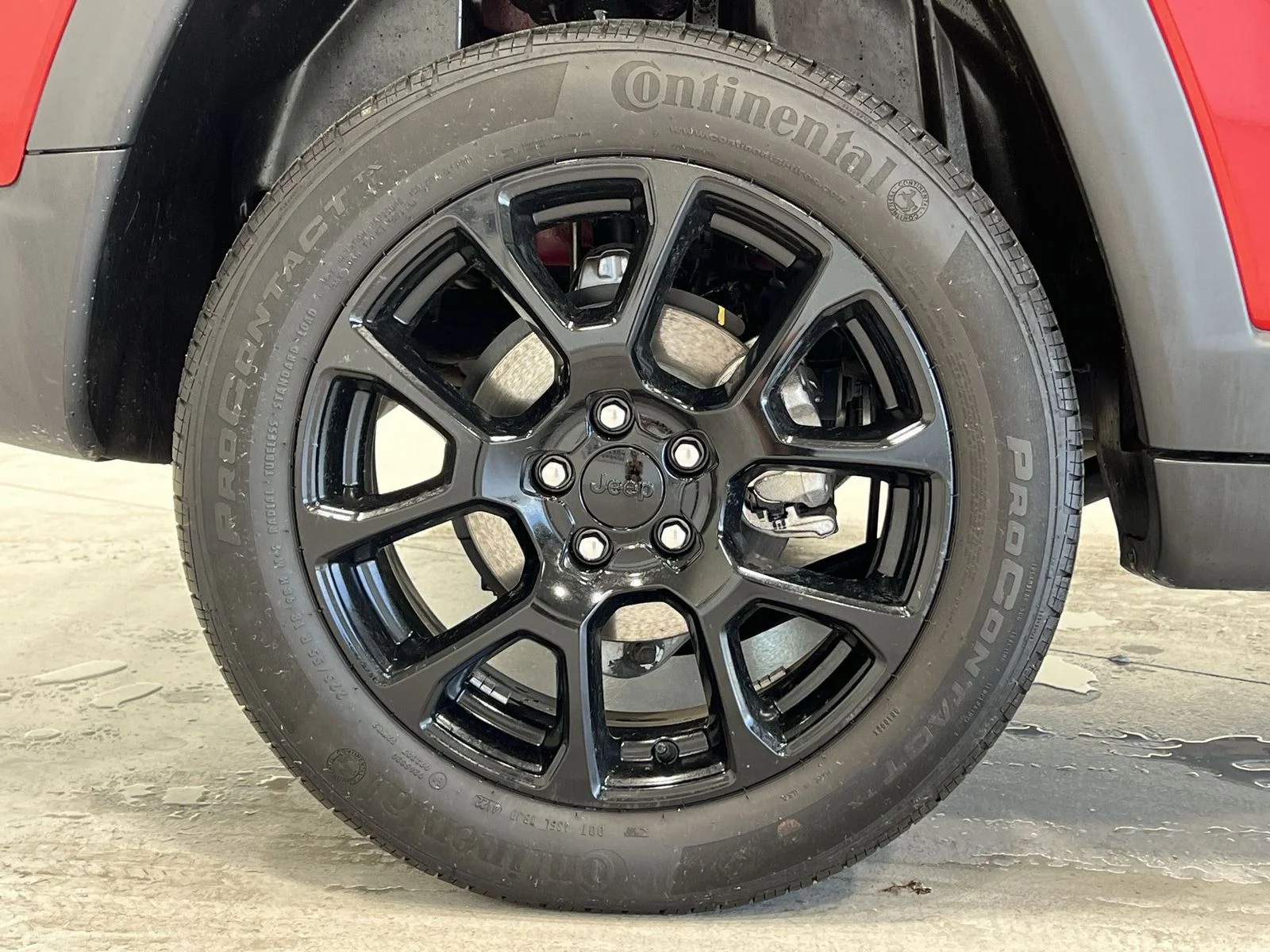 Used 2023 Red Jeep Latitude image 10