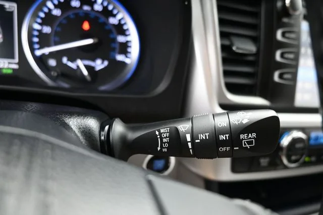 Used 2017 Silver Toyota XLE image 31