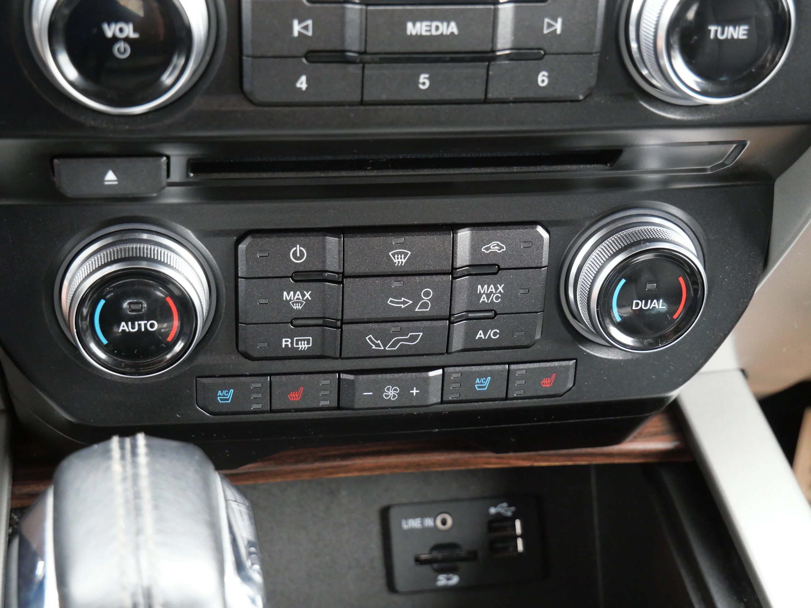 Used 2015 Magnetic Metallic Ford Lariat image 23