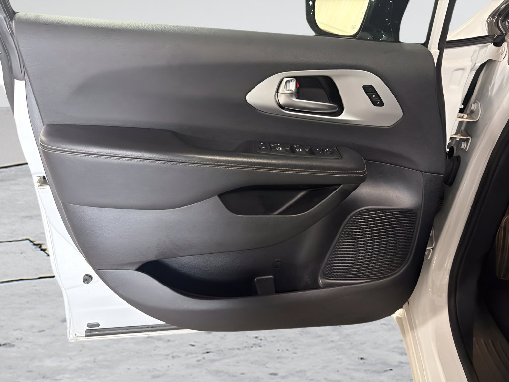 Used 2025  Chrysler Limited image 12