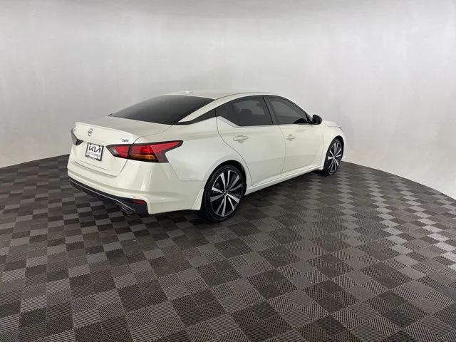 Used 2020 White Nissan 2.5 SR image 5