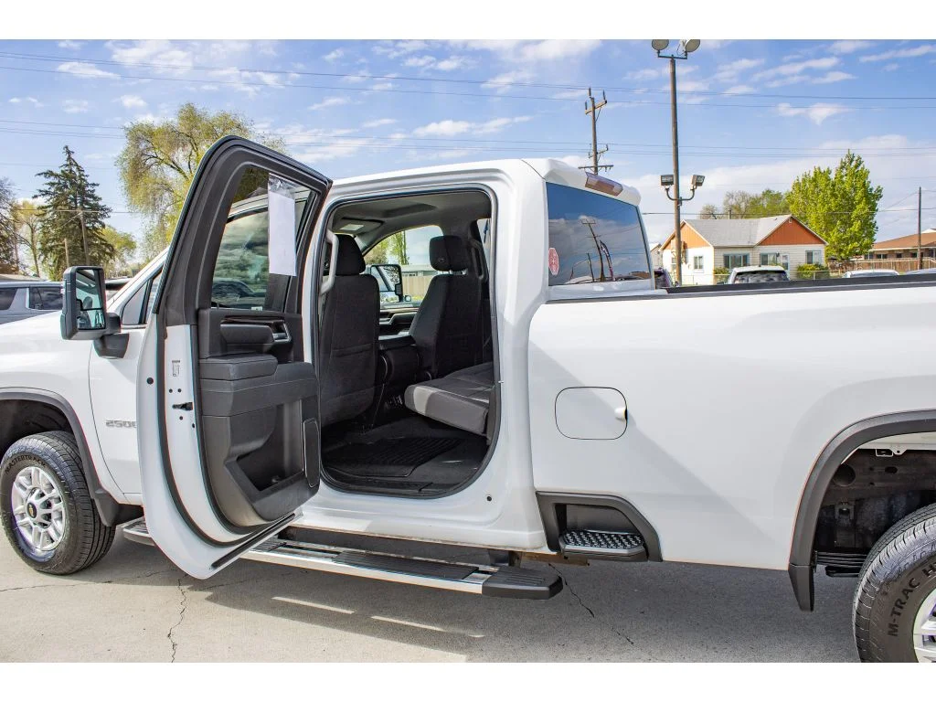 Used 2025 SUMMIT WHITE Chevrolet LT image 13