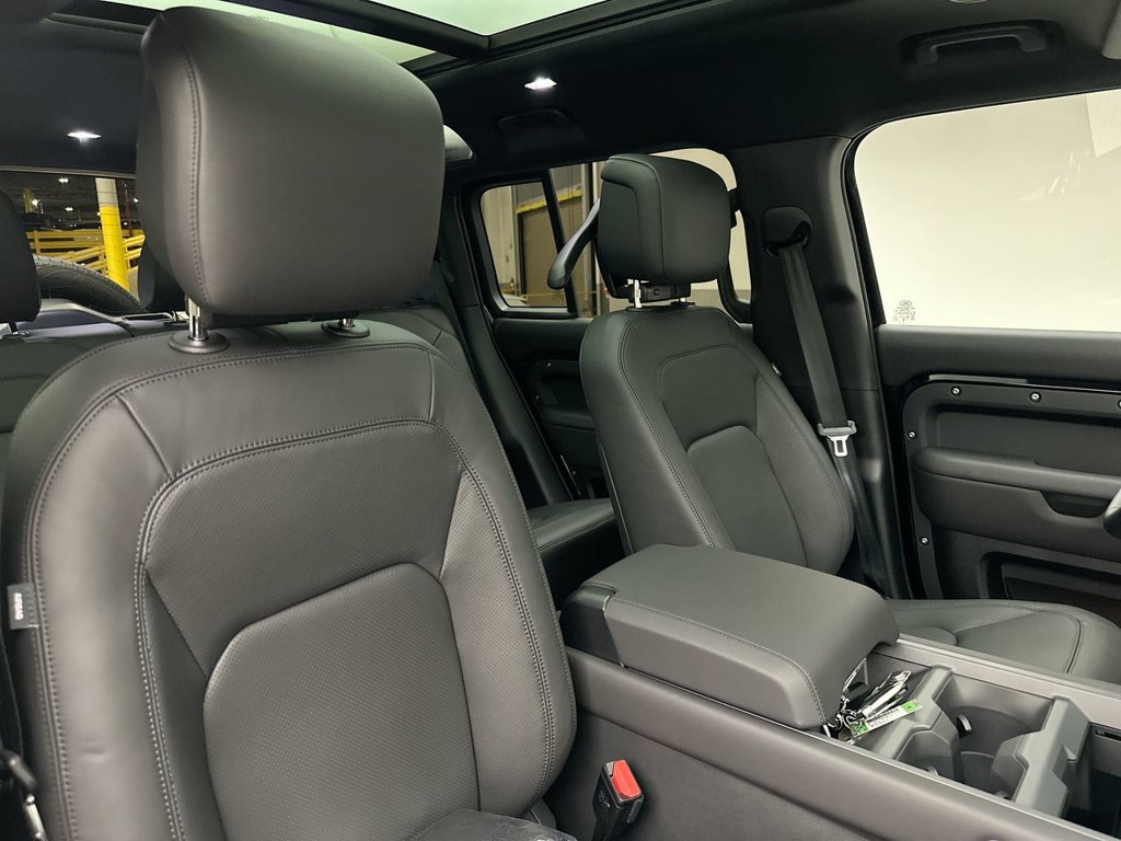 New 2026 Santorini Black Metallic Land Rover X-Dynamic SE image 6
