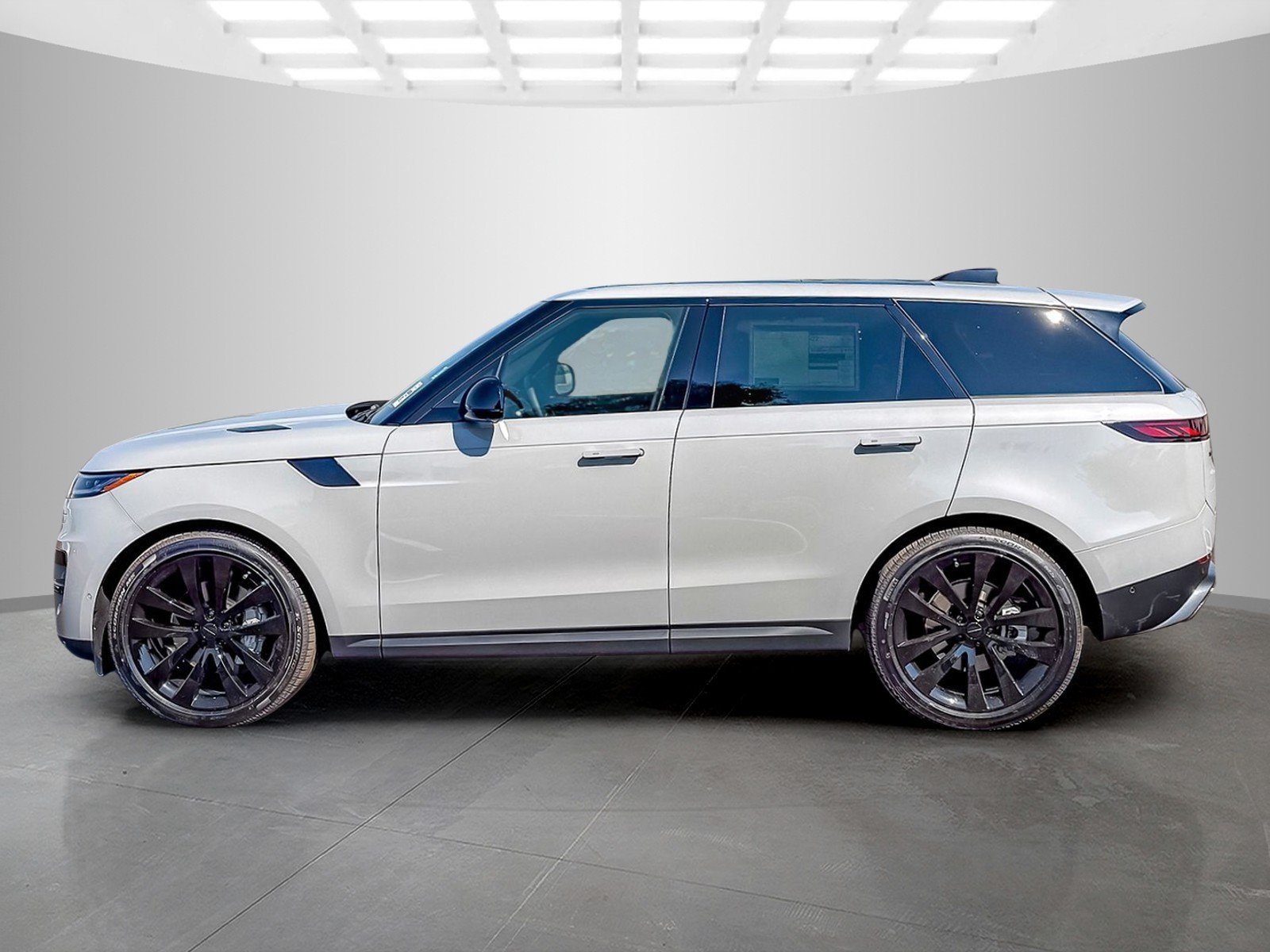 New 2026 Borasco Grey Land Rover SE image 2
