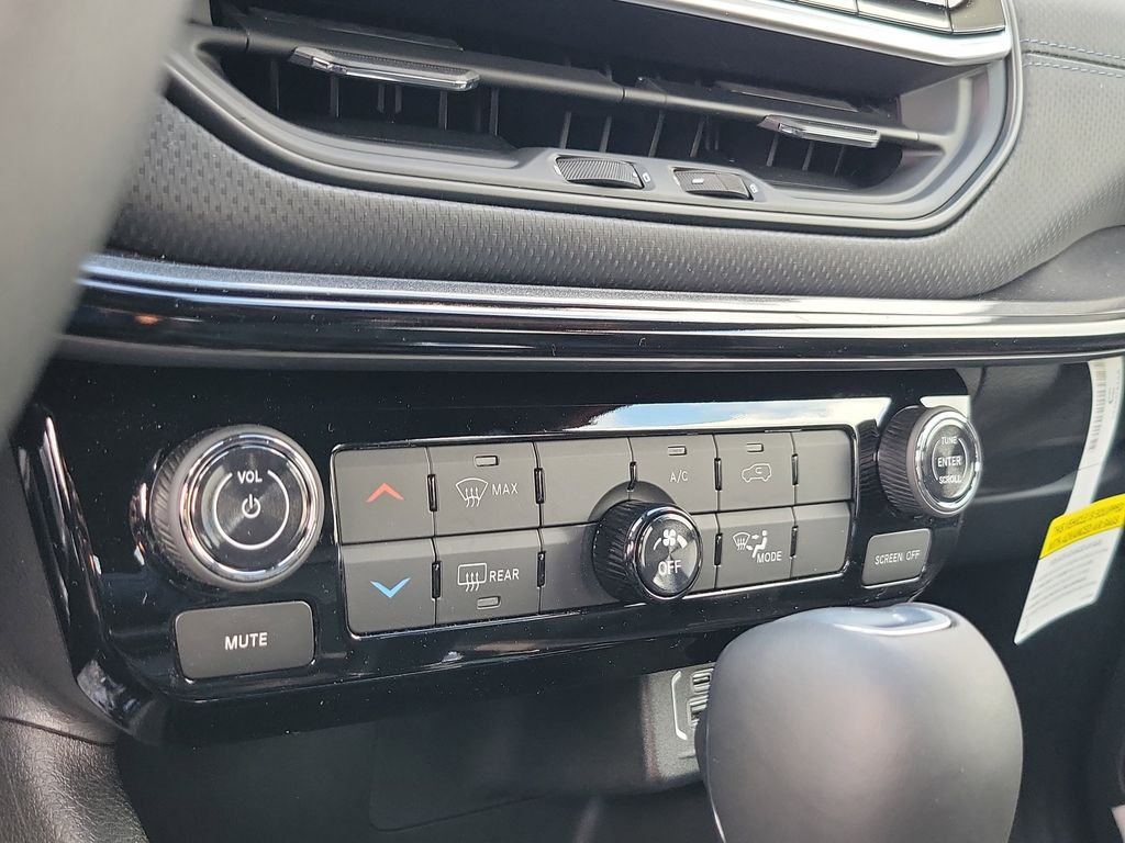 New 2026 Diamond Black Crystal Pearlcoat Jeep Latitude image 26