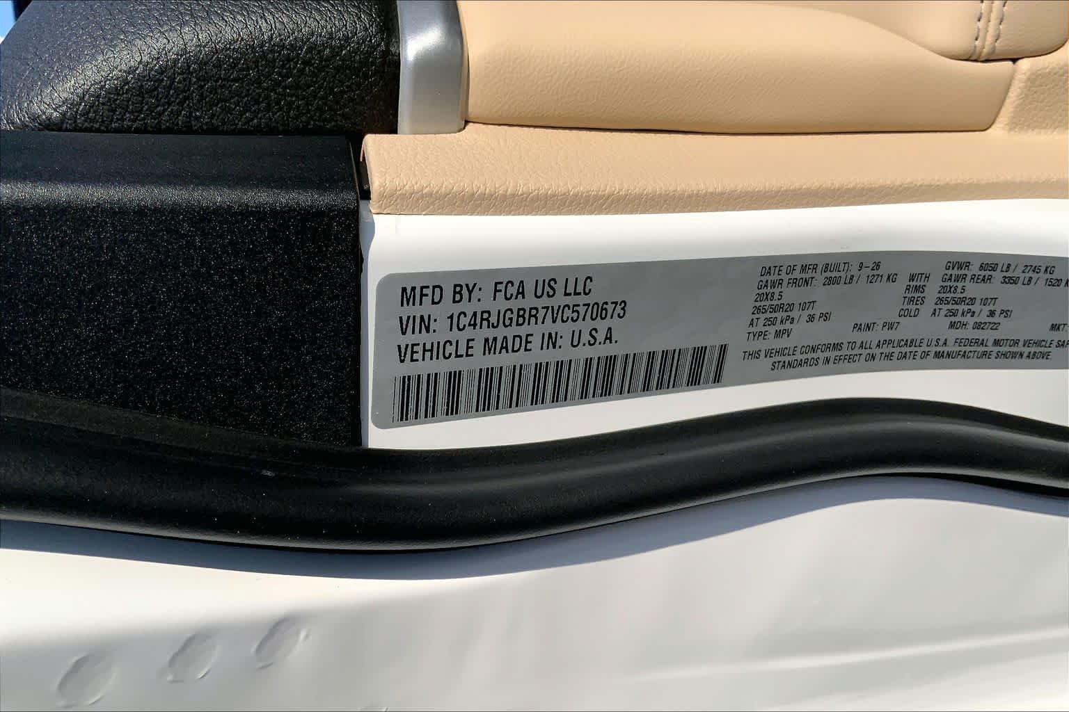 New 2027 Bright White Clear-Coat Paint Jeep Limited image 17