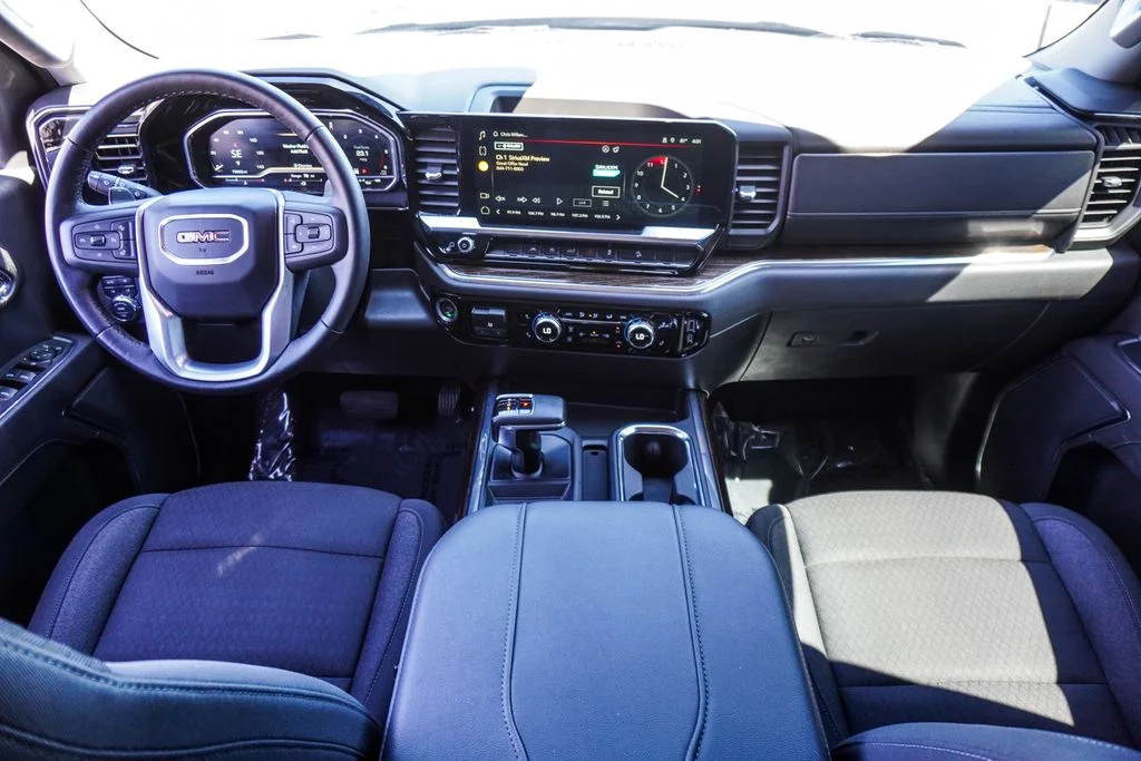 Used 2023 Silver GMC Elevation image 11
