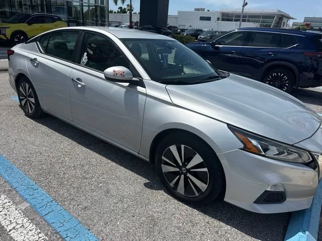 Used 2021 Silver Nissan 2.5 SV image 2