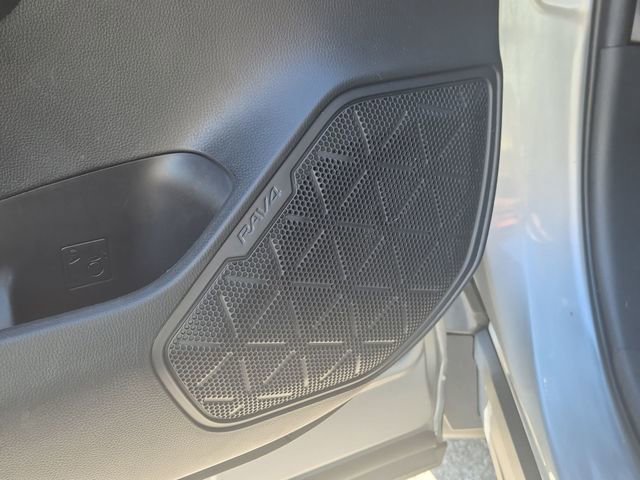 2021 Toyota RAV4 LE - Photo 24