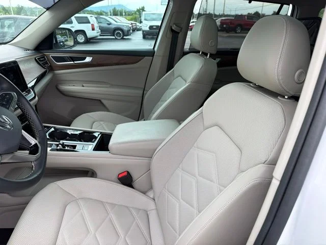 Used 2024 White Volkswagen 2.0T SE w/Technology image 4