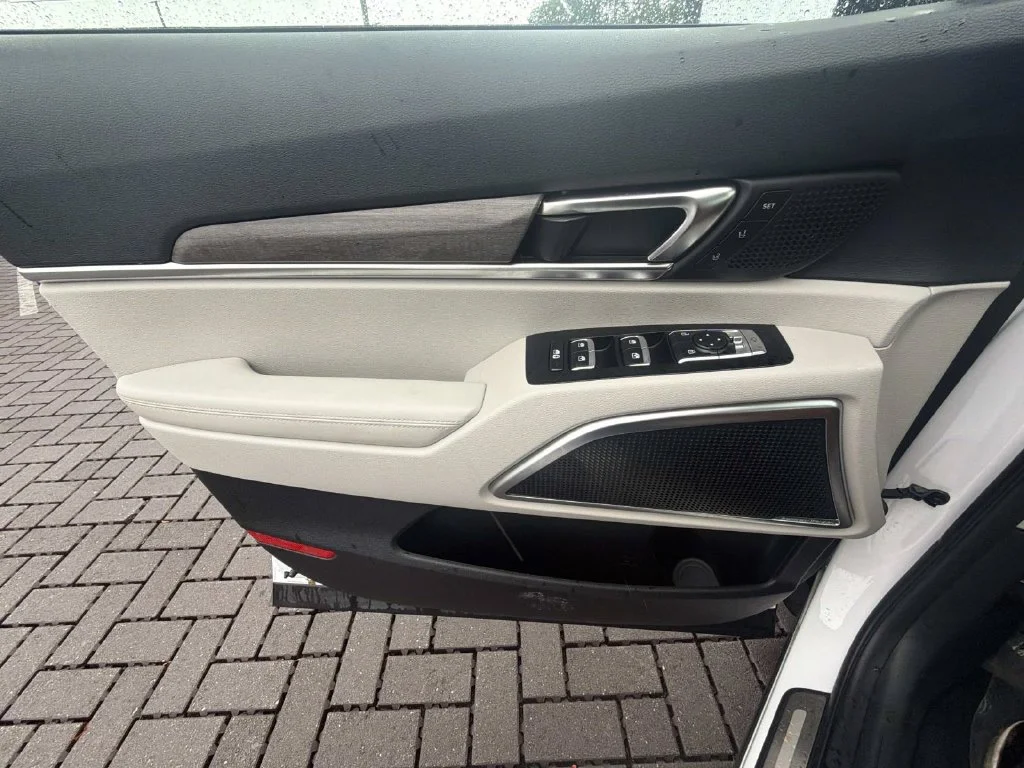 Used 2021 White Kia SX image 14