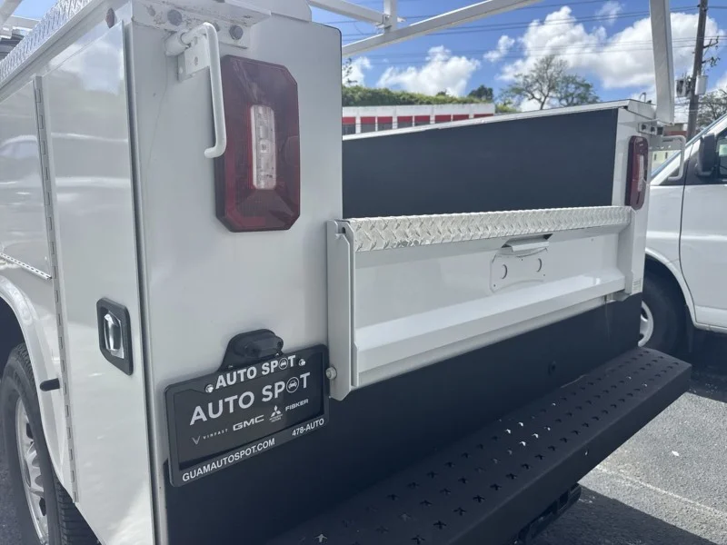 New 2025 Summit White GMC Pro image 3