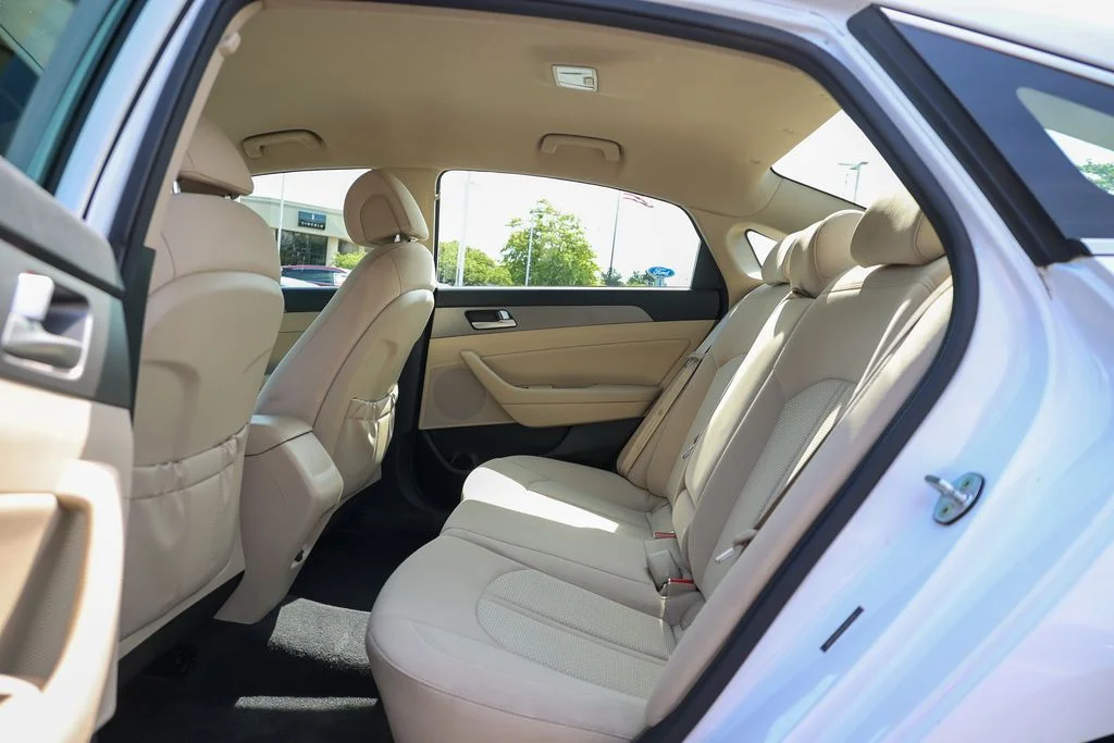 Used 2015 White Hyundai SE image 33