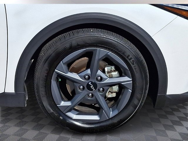 Used 2025 White Kia LXS image 11