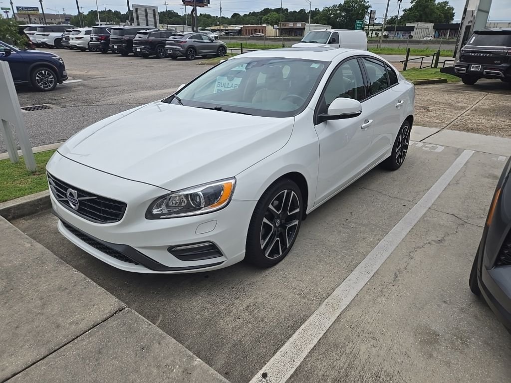 Used 2018 White Volvo T5 Dynamic image 1