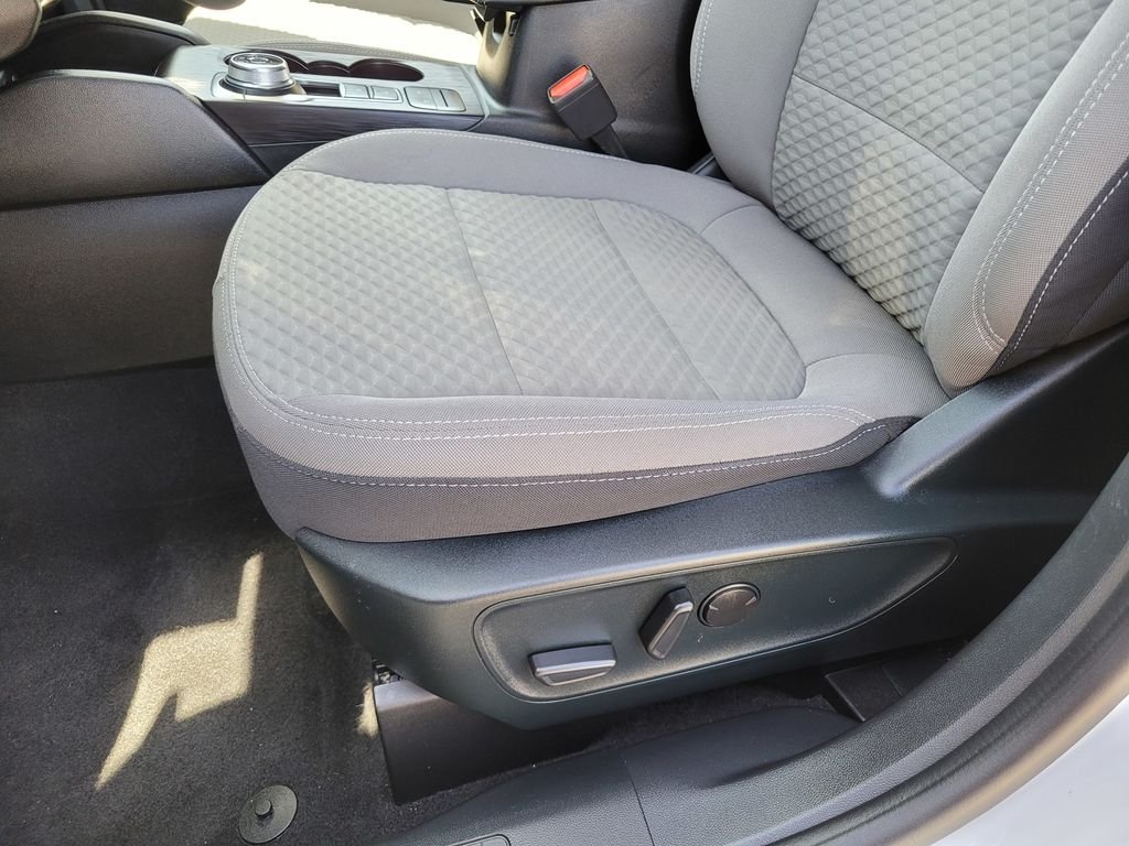 Certified Used 2022 Oxford White Ford SE image 15