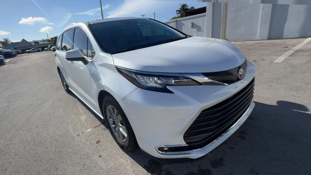 Used 2023 Beige Toyota XLE image 6