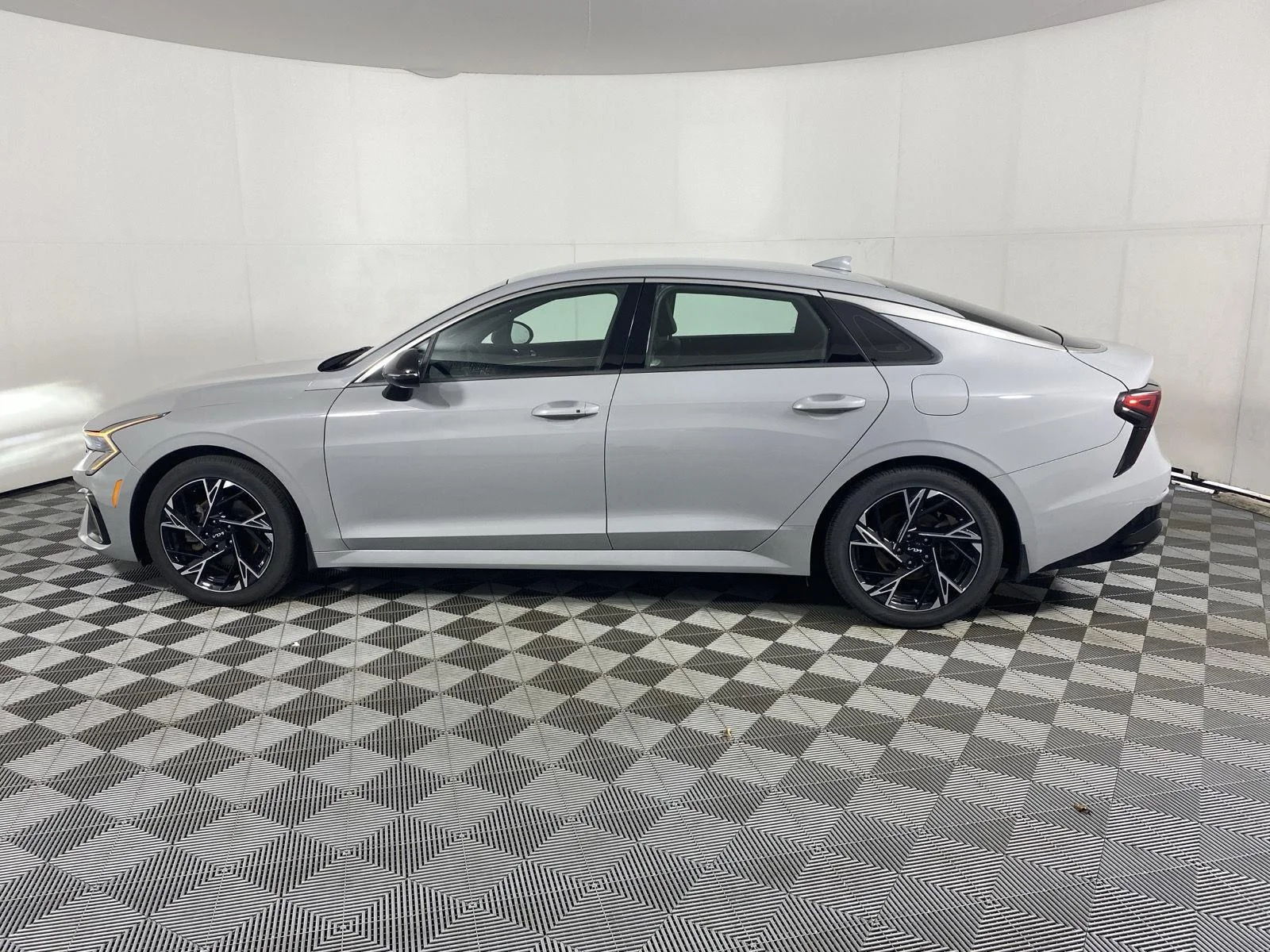 Used 2025 Wolf Gray Kia GT-Line image 4