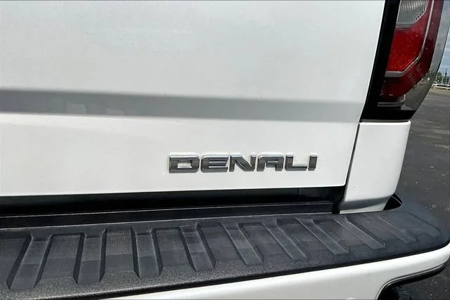 Used 2018 WHITE FROST TRICOAT GMC Denali image 25