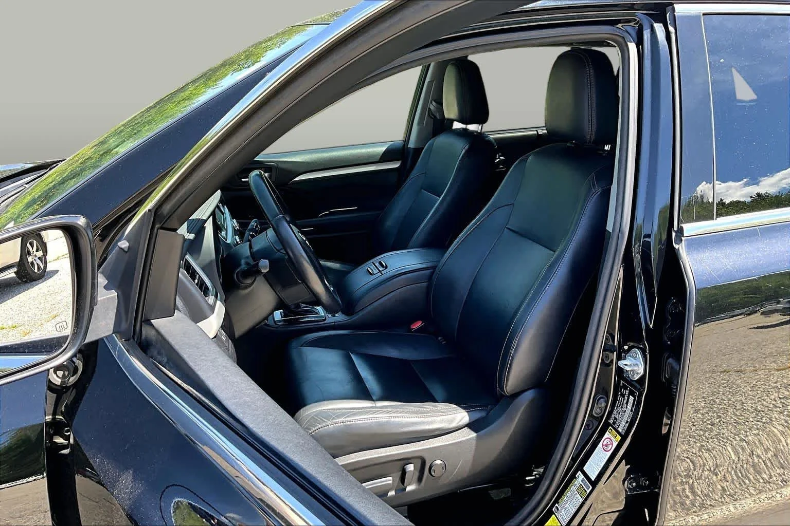 Used 2017 Midnight Black Metallic Toyota XLE image 9
