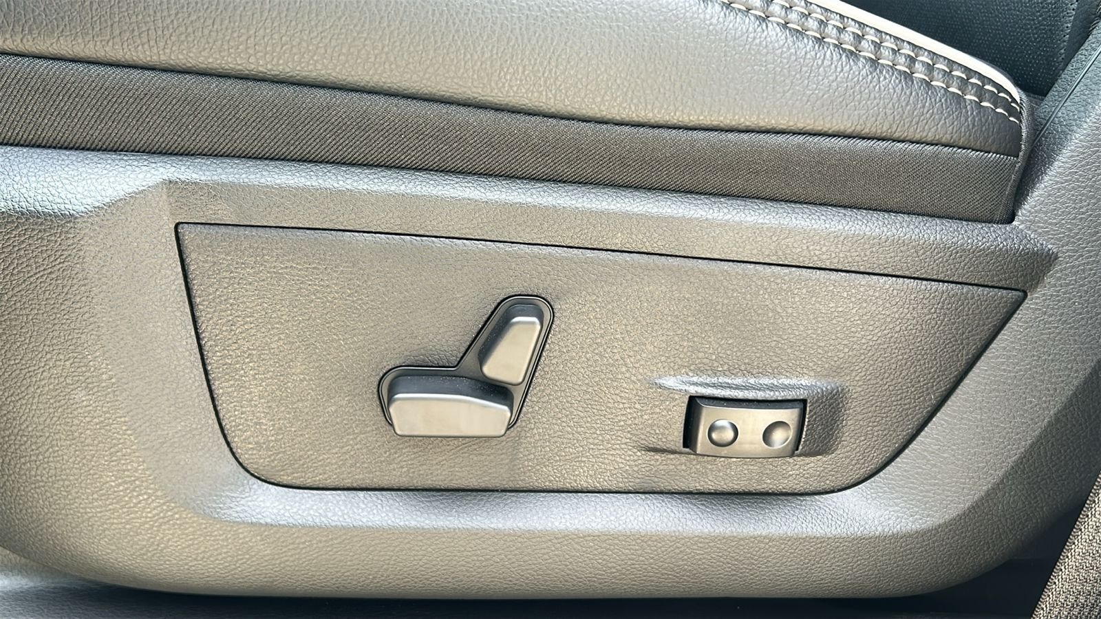 New 2026 Silver-Zynith Exterior Paint RAM Laramie image 20