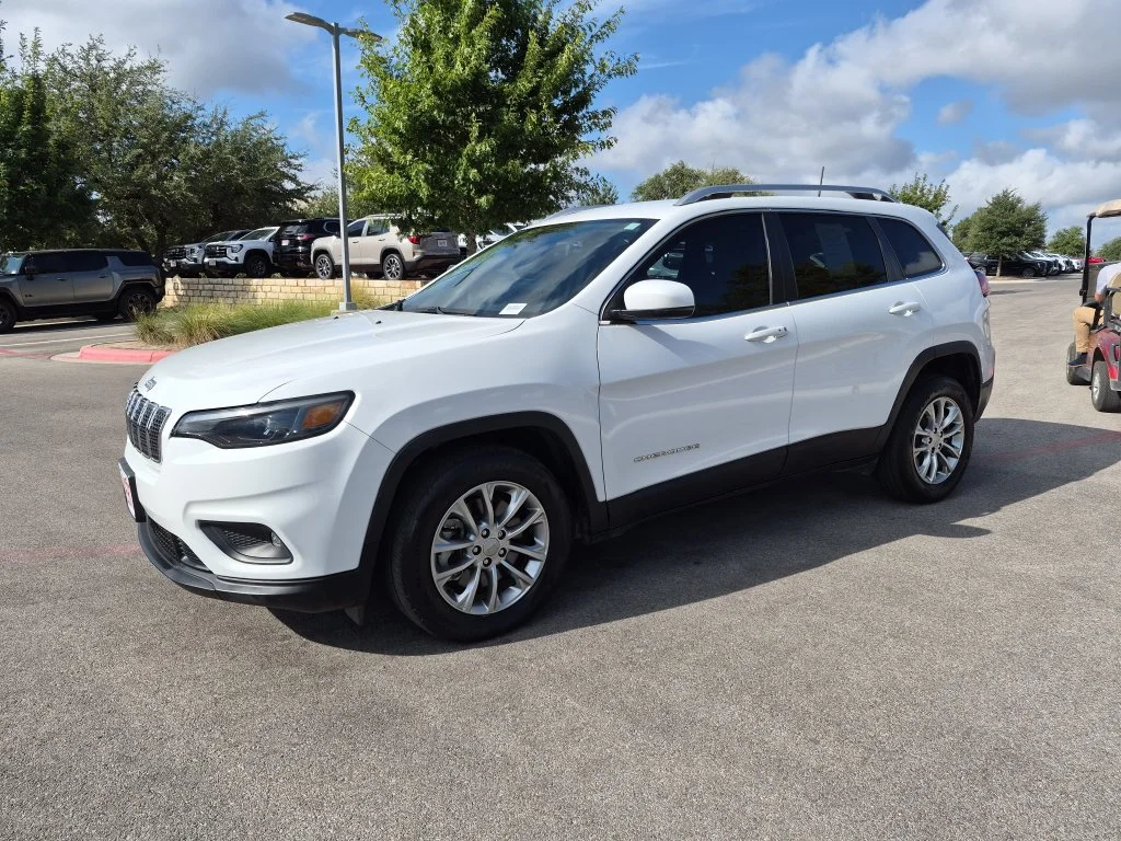 Used 2021 White Jeep Latitude Lux image 3