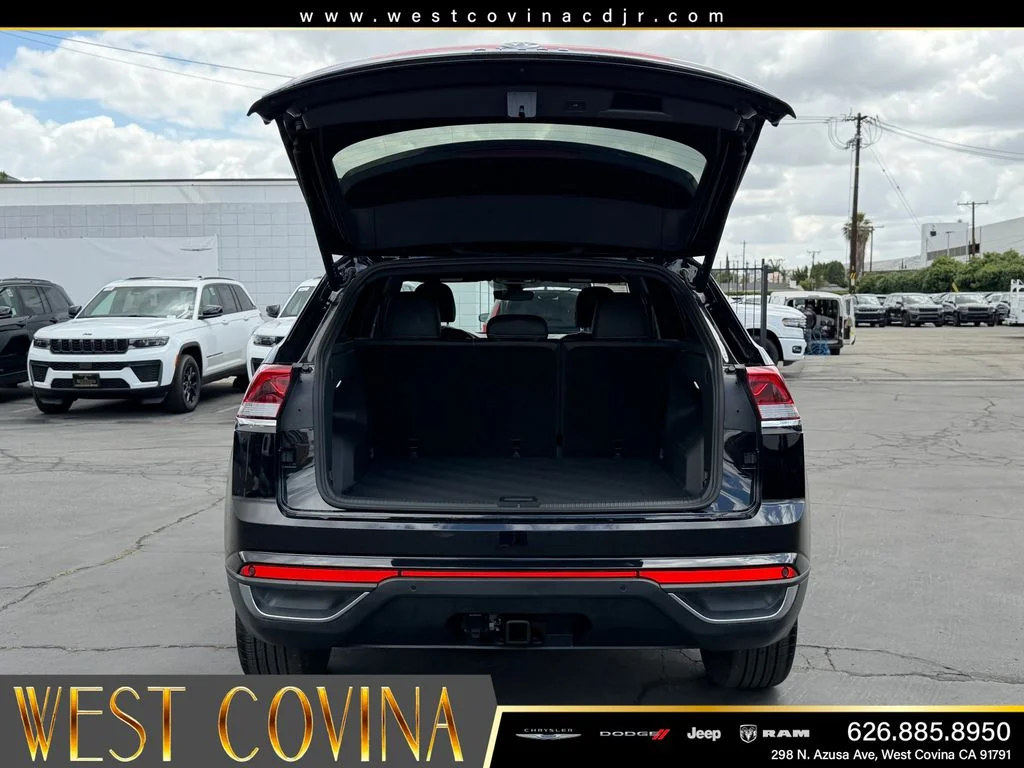 Used 2025 Black Volkswagen 2.0T SE w/Technology image 14