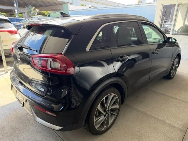 Used 2017 Black Kia Touring image 6