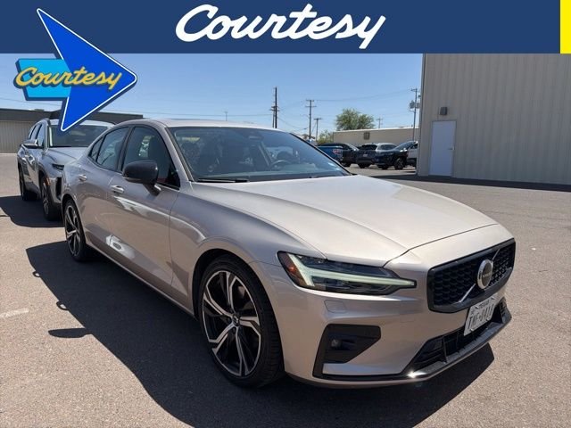 2024 Volvo S60 B5 Core Dark Theme