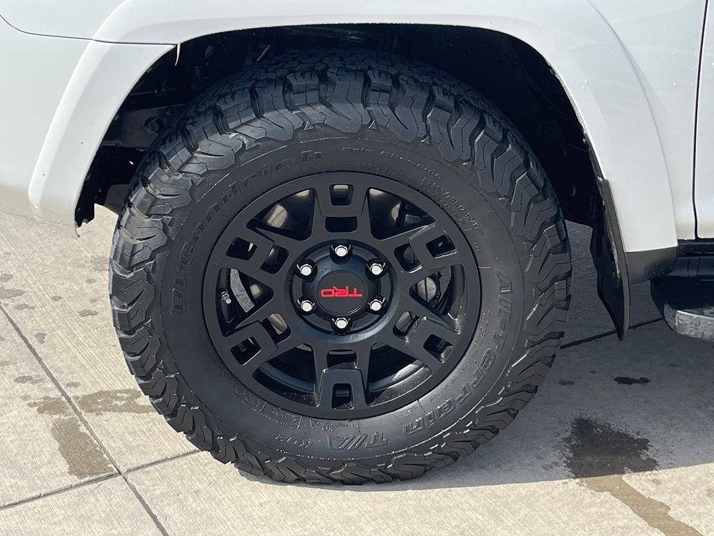 Used 2020 White Toyota SR5 image 5