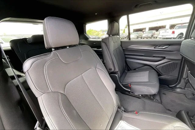 New 2026 Diamond Black Crystal Pearl-Coat Exterior Paint Jeep Laredo image 27