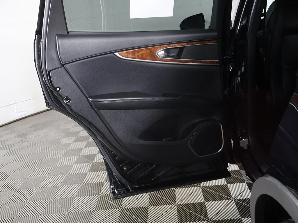 Used 2017 Black Lincoln Select image 22