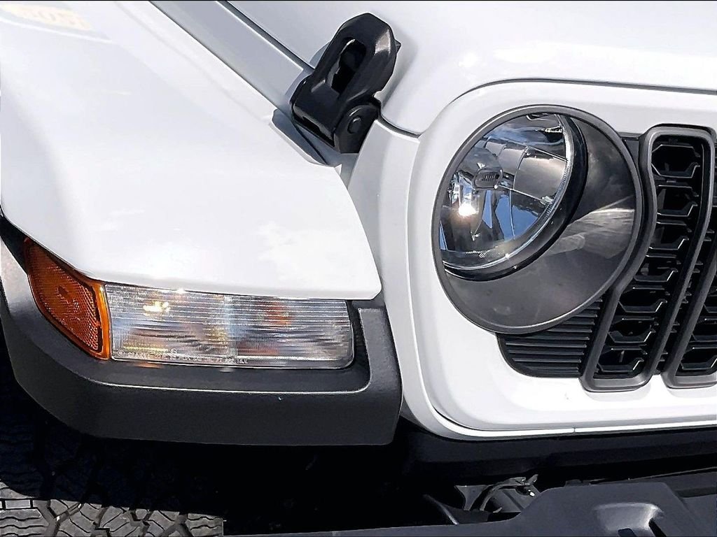 Used 2025 White Jeep Nighthawk image 34