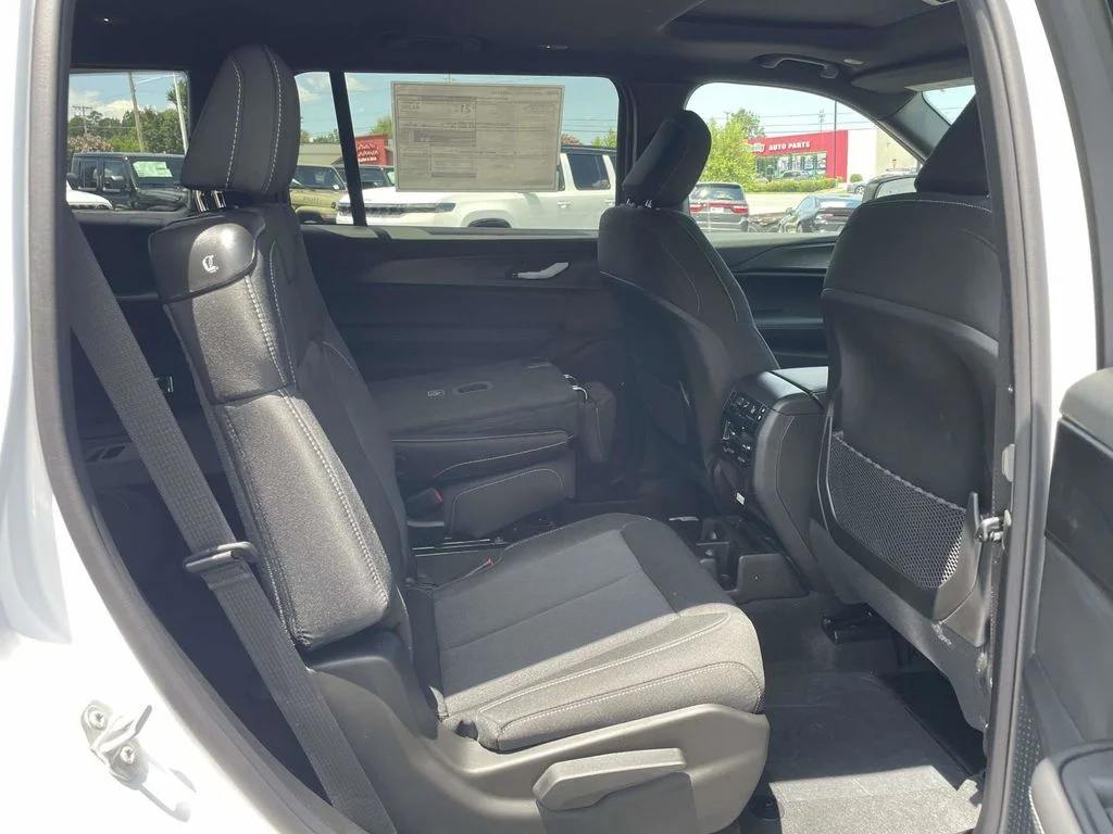 New 2026 Bright White Clear-Coat Exterior Paint Jeep Laredo image 17