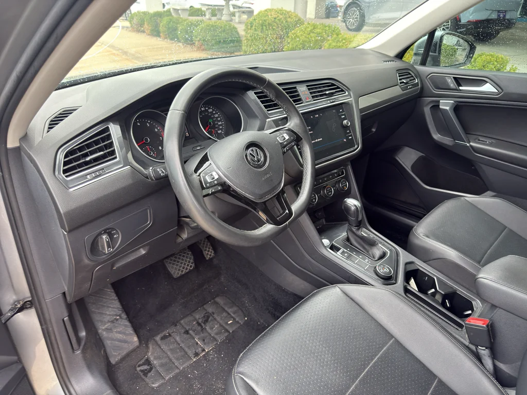 Used 2020 Pyrite Silver Metallic Volkswagen SE image 13