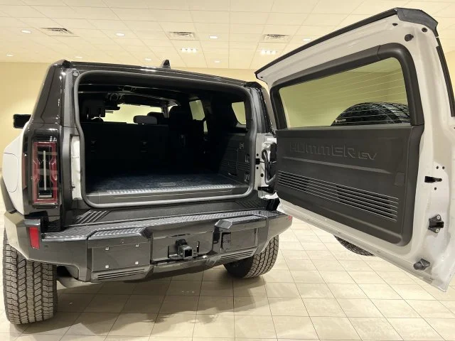 Used 2025 White GMC 2X image 24
