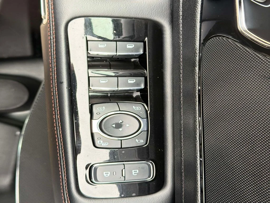 Used 2023 Metallic Lincoln Standard image 20