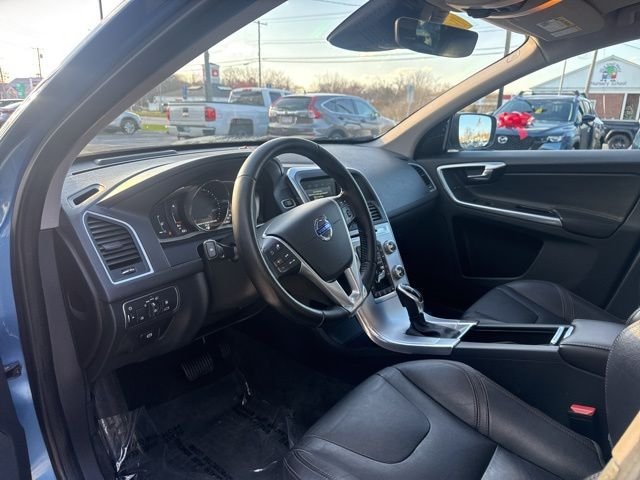 Used 2017 Blue Volvo T6 Dynamic image 9