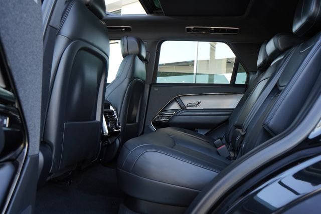 Used 2024  Land Rover Dynamic SE image 27