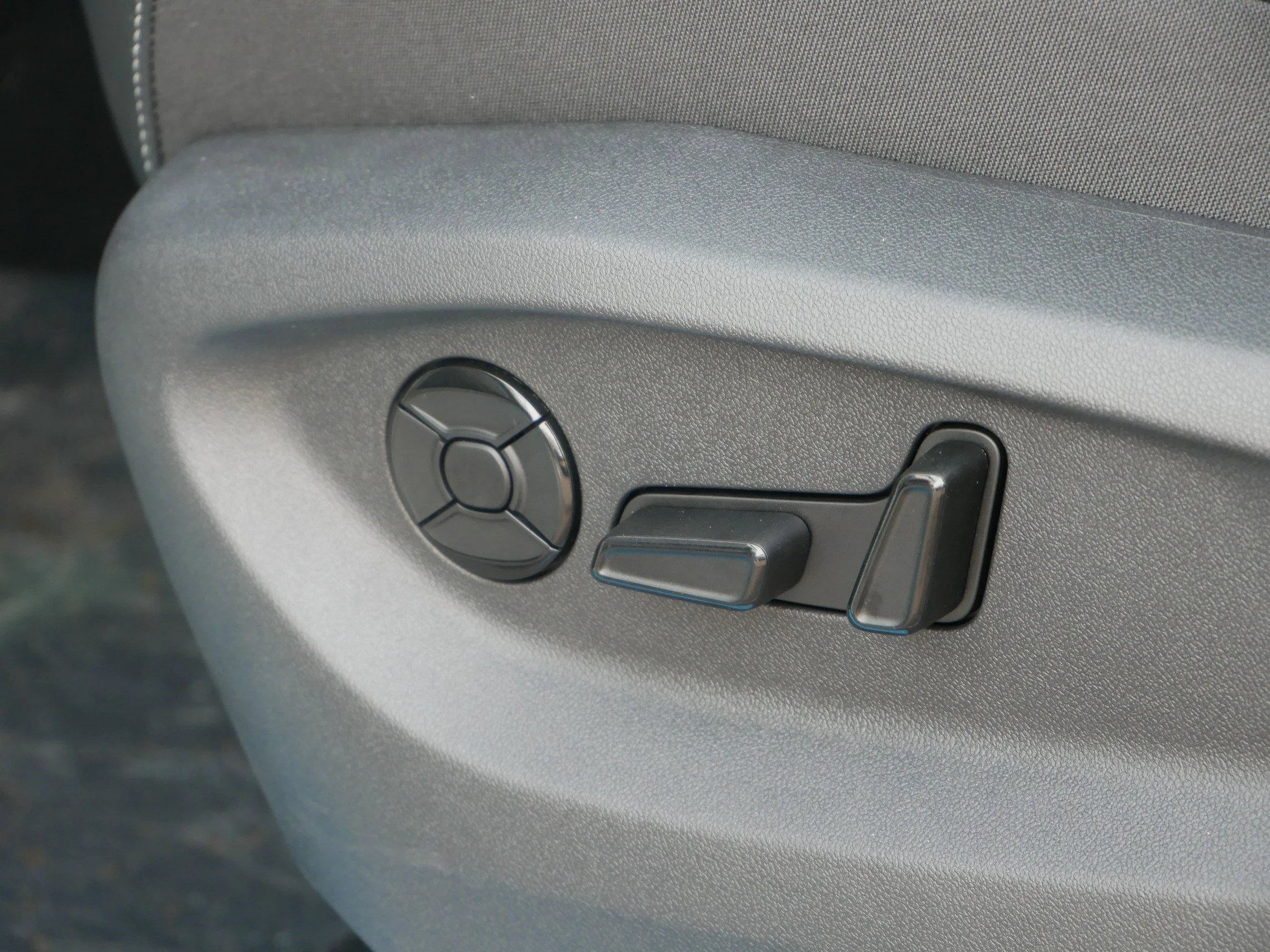 New 2026 Deep Black Pearl Volkswagen SE image 5