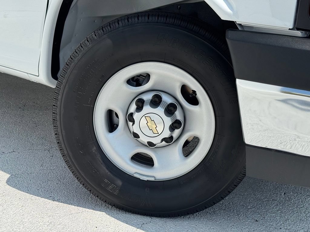 New 2026 Summit White Chevrolet WT image 5